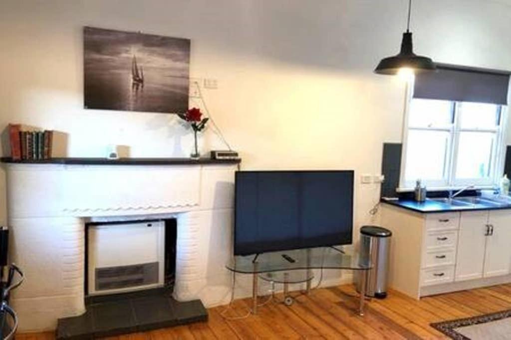 Modern Charming Miners' Cottage +Free Internet Брокен-Хилл Экстерьер фото